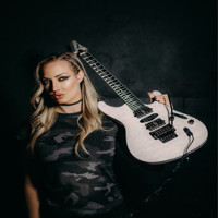 نیتا اشتراوس Nita Strauss